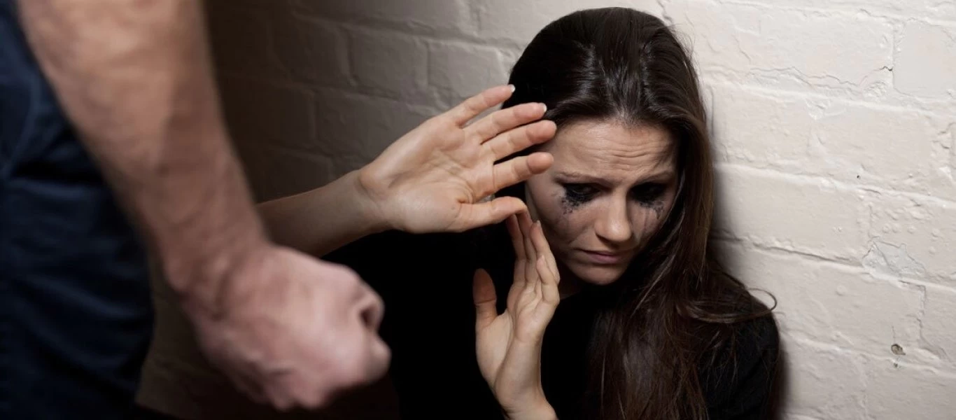 Σημαντική πρωτοβουλία από τη Γαλλία: Γυναίκες θα χρησιμοποιούν λέξεις «κλειδιά» για να καταγγείλουν την κακοποίηση